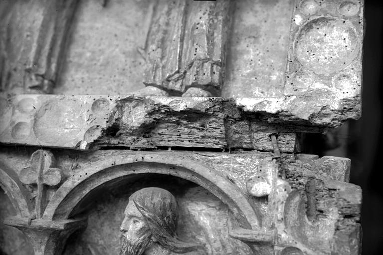 Châsse de saint Maxenceuil, bois : relief de l'Ascension, en cours  de restauration