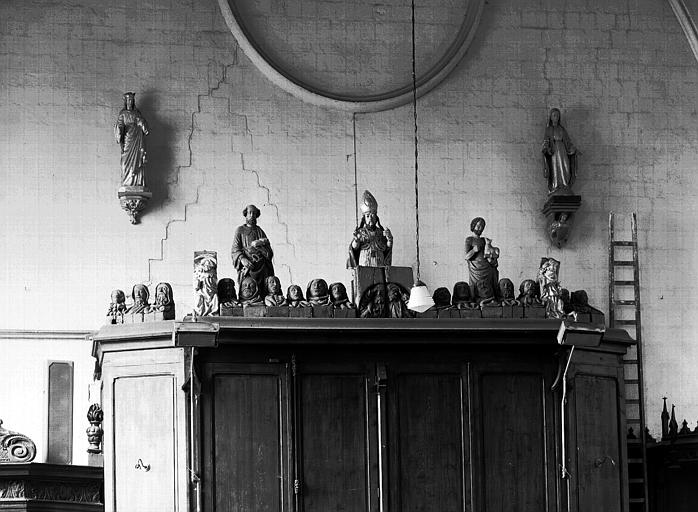 Statue de Saint-Pierre, d'un évêque et blochets (têtes) en bois - © Ministère de la Culture (France), Médiathèque du patrimoine et de la photographie, diffusion GrandPalaisRmn Photo