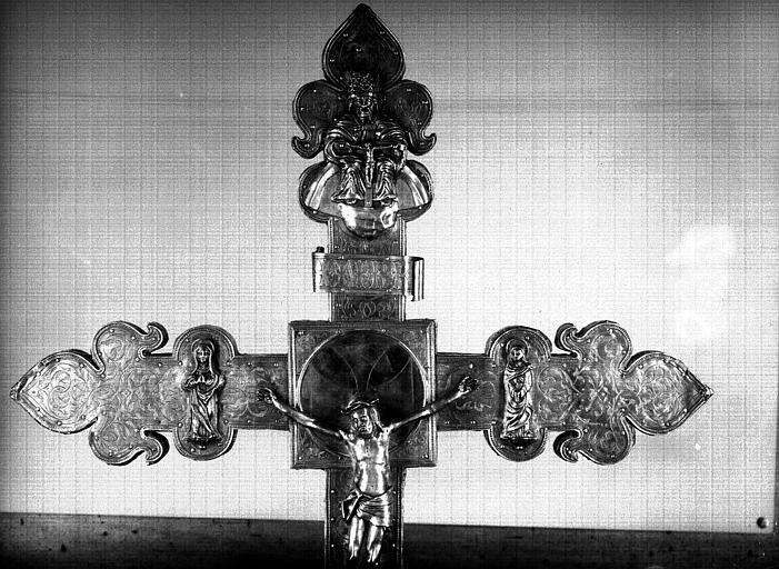 Croix processionnelle en argent orné d'émaux : partie supérieure, avers