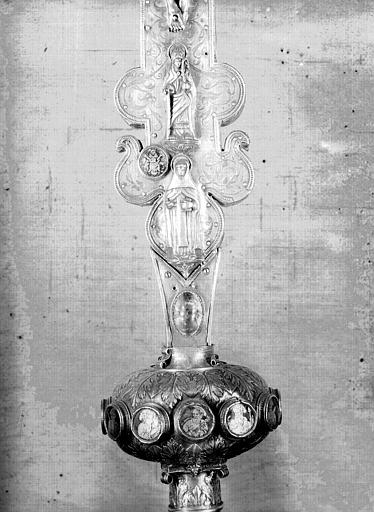 Croix processionnelle en argent orné d'émaux : partie inférieure, avers