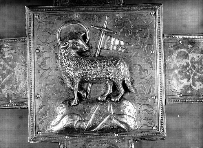 Croix processionnelle en argent orné d'émaux : partie centrale, revers