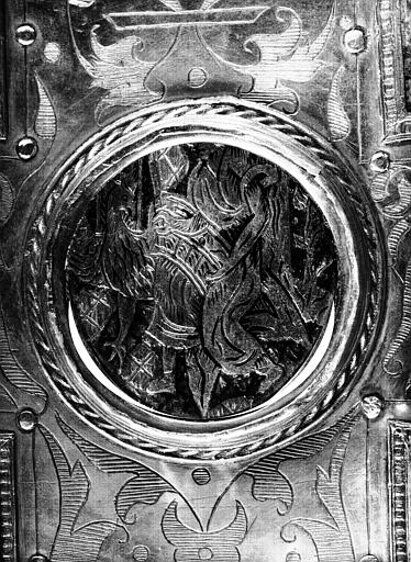 Croix processionnelle en argent orné d'émaux : revers du médaillon supérieur