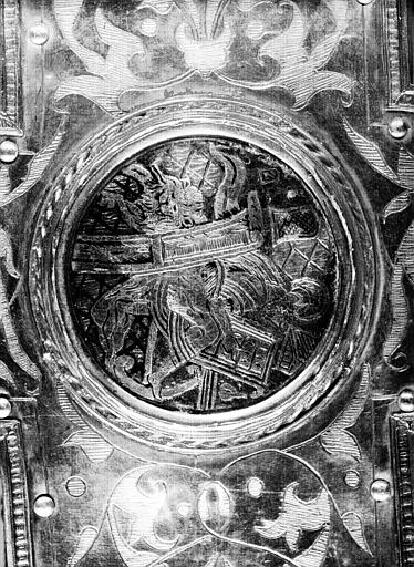 Croix processionnelle en argent orné d'émaux : revers du médaillon à dextre