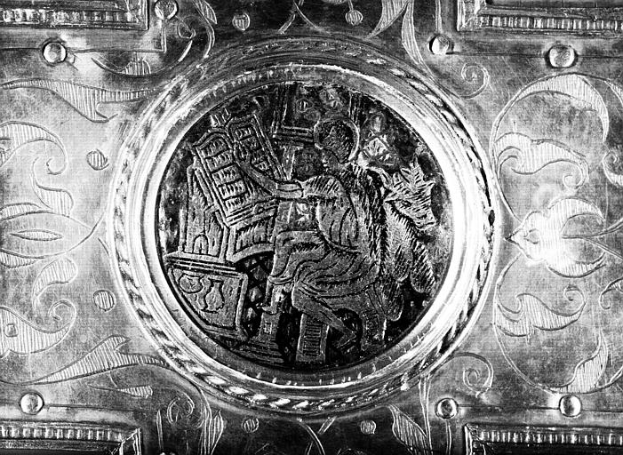 Croix processionnelle en argent orné d'émaux : revers du médaillon inférieur