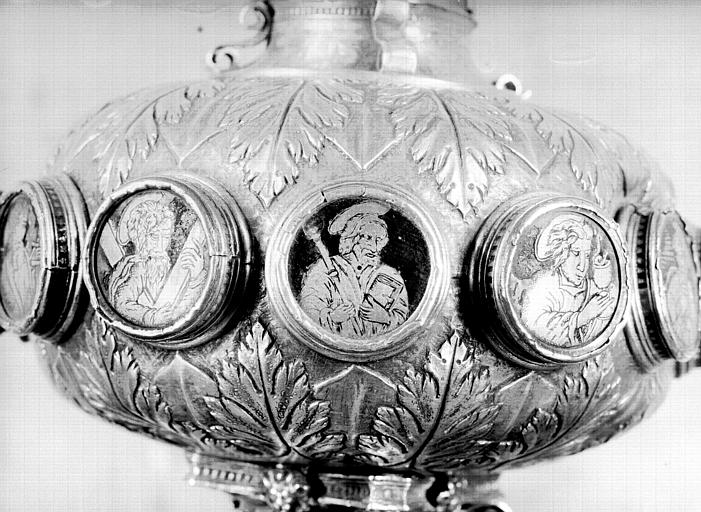 Croix processionnelle en argent orné d'émaux, noeud avec trois apôtres : André, Jacques, Jean