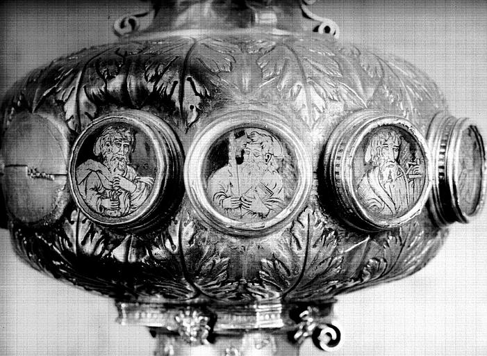 Croix processionnelle en argent orné d'émaux, noeud avec trois apôtres :  Simon, Paul