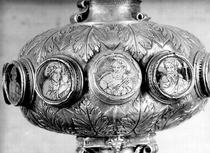 Croix processionnelle en argent orné d'émaux, noeud avec trois apôtres : Jean, Pierre