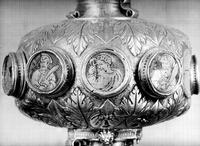 Croix processionnelle en argent orné d'émaux, noeud avec trois apôtres : Barthélémy