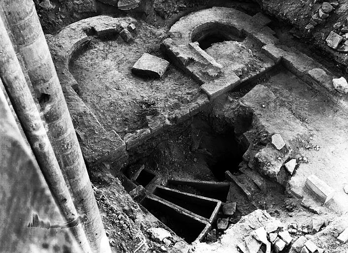 Eglise. Fouilles dans la nef : abside de l'ancienne église