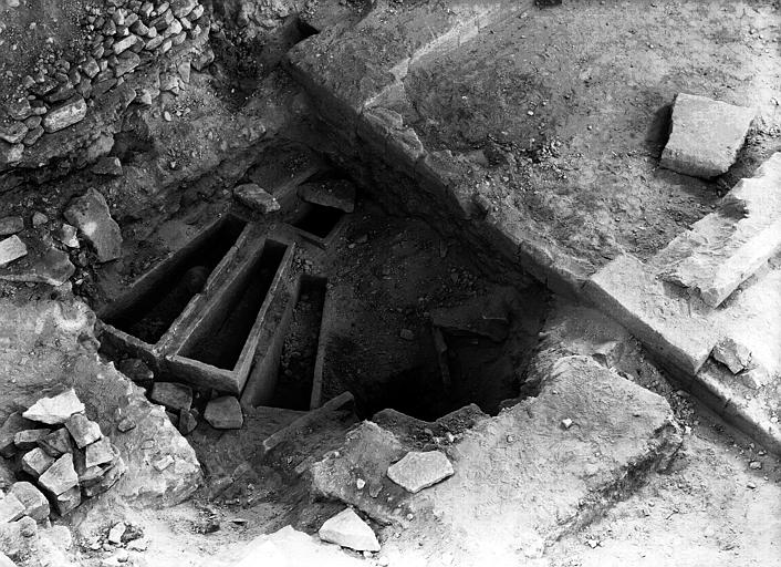 Eglise. Fouilles dans la nef : cercueils de la croisée