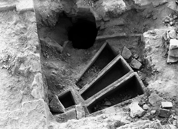 Eglise. Fouilles dans la nef : cercueils de la croisée