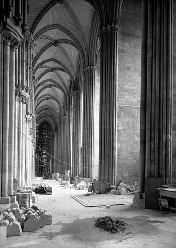 Intérieur : collatéral sud, vers l'est, en cours de réfection