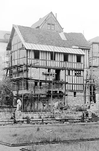 Maison à pans de bois en cours de restauration