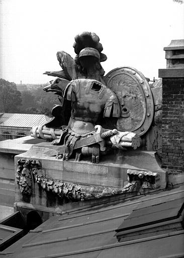 Trophé acrotère sur la rue saint-Florentin