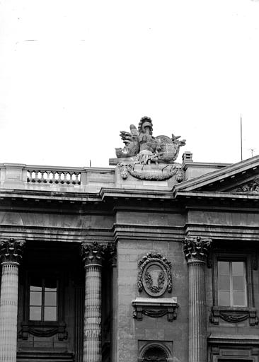 Troisième trophée acrotère de la façade sur la place de la Concorde