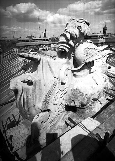 Quatrième trophée acrotère de la façade sur la place de la Concorde