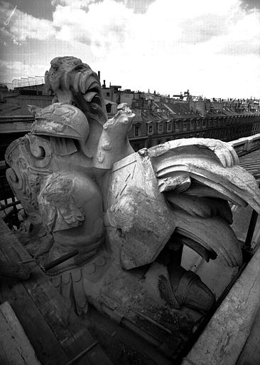 Quatrième trophée acrotère de la façade sur la place de la Concorde