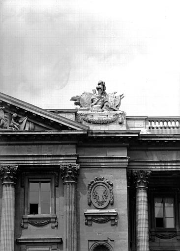 Deuxième trophée acrotère de la façade sur la place de la Concorde