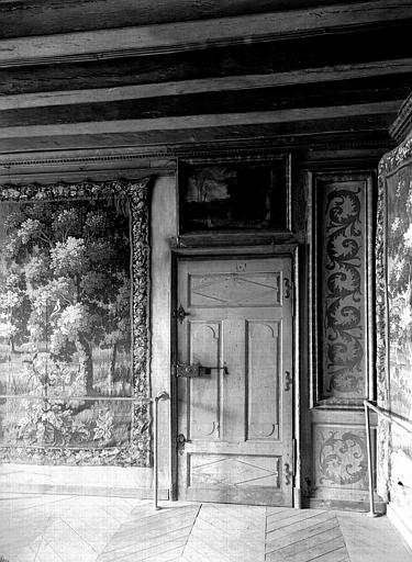 Salle du conseil municipal : porte sur panneau à tapisserie