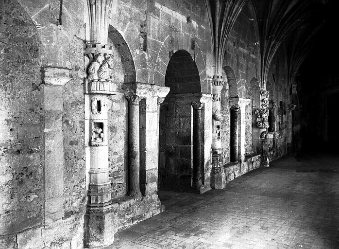 Cloître : ensemble vers l'est de la galerie nord