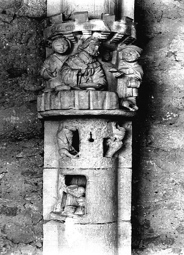 Cloître, galerie nord, retombée de voûte sur colonne à figures  sculptées : Lazare et le mauvais riche