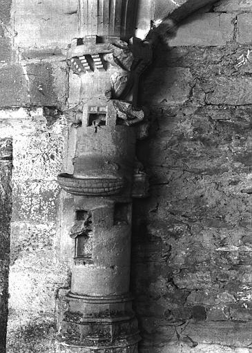 Cloître, galerie nord : retombée de voûte sur colonne à figures  sculptées