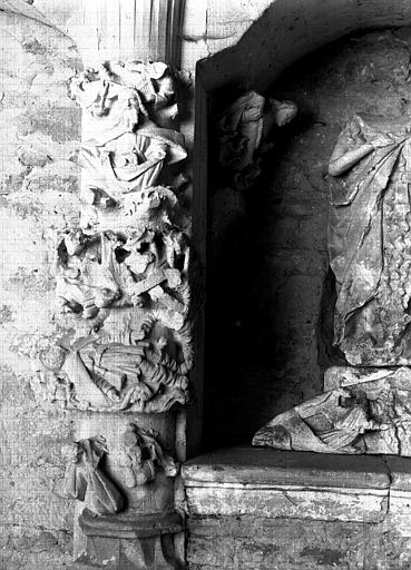 Cloître, galerie nord : retombée de voûte sur colonne à figures  sculptées