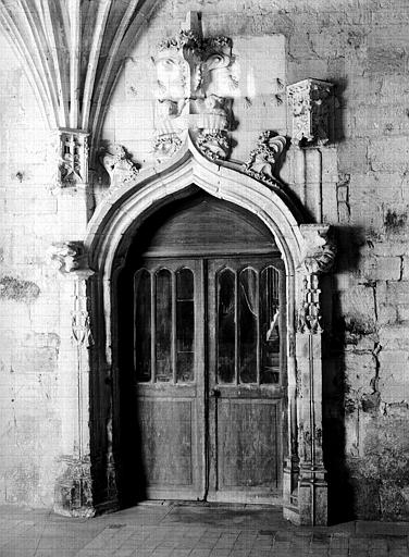 Cloître, galerie nord : porte à l'extrémité est