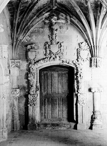 Cloître, galerie est : porte à l'extrémité nord