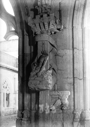 Cloître, galerie nord : pilier sculpté