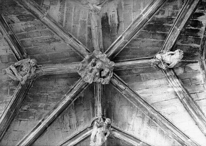 Cloître, galerie nord : voûte à clefs sculptées