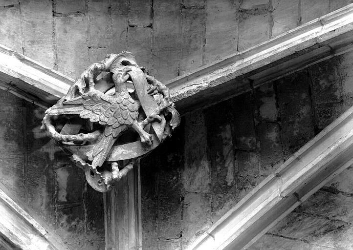 Cloître, galerie nord, clef sculptée : aigle