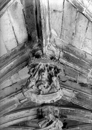 Cloître, galerie nord, clef sculptée : barque