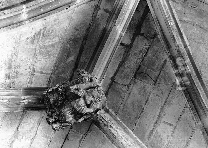 Cloître, galerie nord, clef sculptée : barque