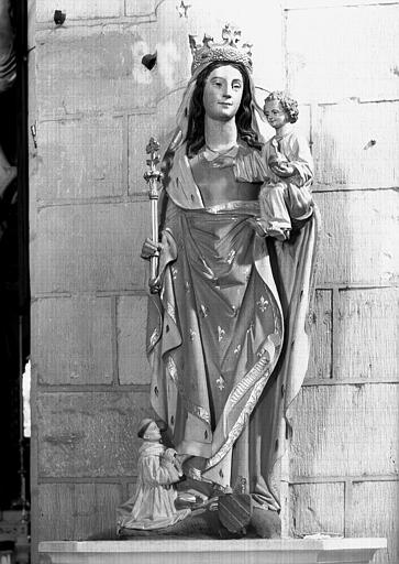 Statue en pierre peinte située dans l'église : Vierge à l'Enfant  et Pierre de Gaing donateur - © Ministère de la Culture (France), Médiathèque du patrimoine et de la photographie, diffusion GrandPalaisRmn Photo
