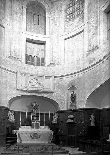 Intérieur de la chapelle : maître-autel