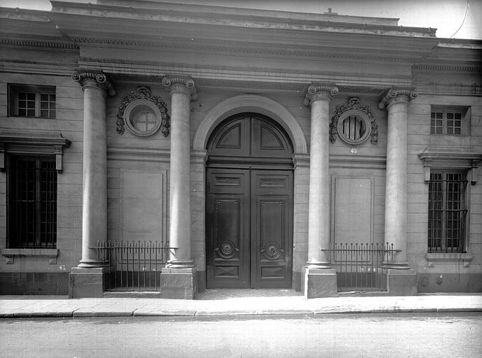 Façade sur rue du pavillon d'entrée