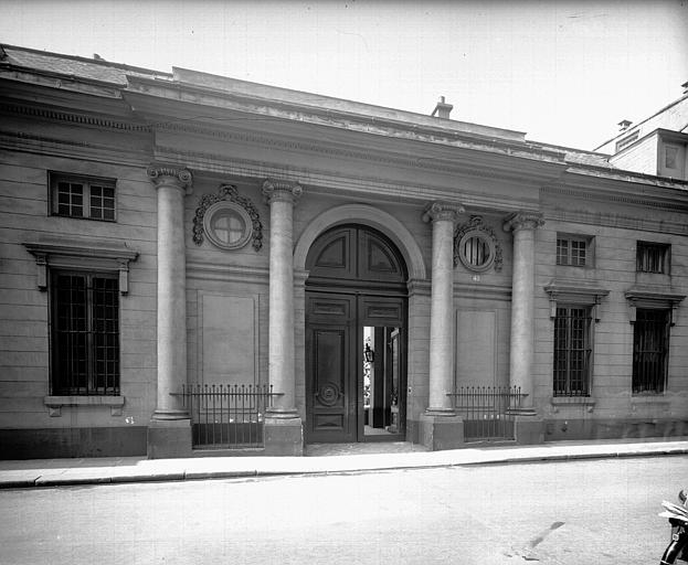 Façade sur rue du pavillon d'entrée