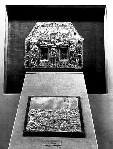 Châsse de Pépin et plaque d'or représentant la Crucifixion