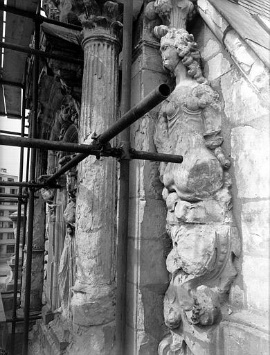 Façade : fronton, niche centrale et cariatide