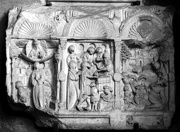 Fragment d'un ancien retable en pierre sculptée : Litanies de la  Vierge, Oeuvres de miséricorde (supposées), Annonce aux Bergers  (supposée)