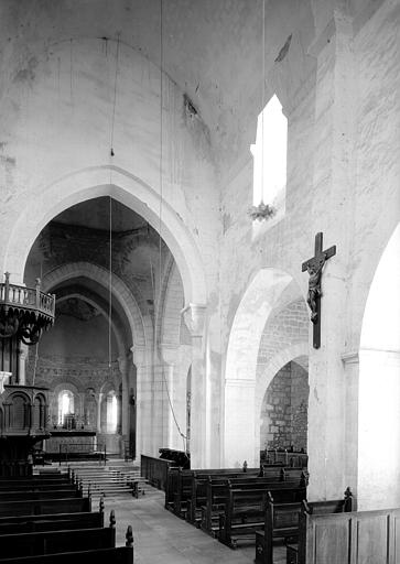 Intérieur : nef et choeur, vers le sud-est