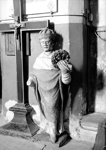 Statue en pierre polychromée : saint Louis