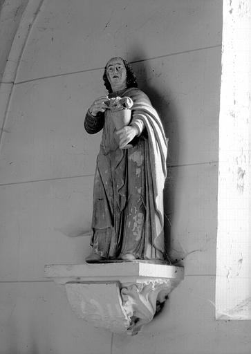 Statue en pierre polychromée : saint Jean