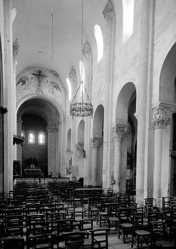 Intérieur : nef et choeur, vers le sud-est