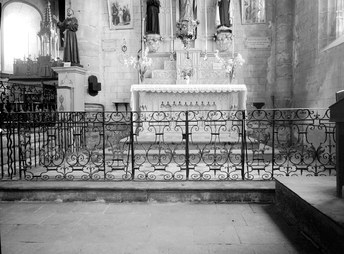 Intérieur, chapelle du collatéral sud : grille de communion en fer  forgé