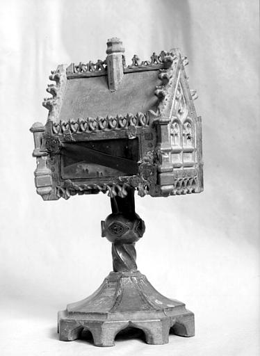 Reliquaire pédiculé en forme de châsse, en bois sculpté - © Ministère de la Culture (France), Médiathèque du patrimoine et de la photographie, diffusion GrandPalaisRmn Photo