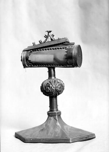 Reliquaire pédiculé en forme de cylindre, en laiton - © Ministère de la Culture (France), Médiathèque du patrimoine et de la photographie, diffusion GrandPalaisRmn Photo