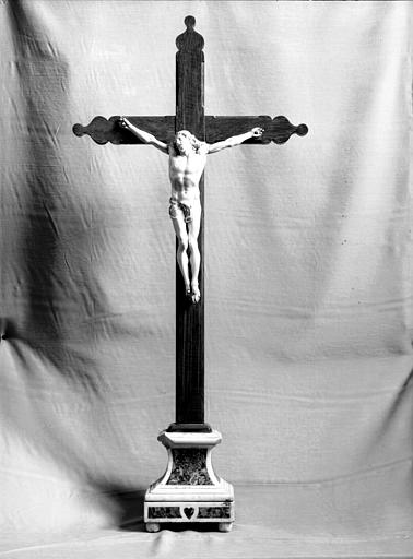Crucifix : Christ en ivoire et croix en bois - © Ministère de la Culture (France), Médiathèque du patrimoine et de la photographie, diffusion GrandPalaisRmn Photo