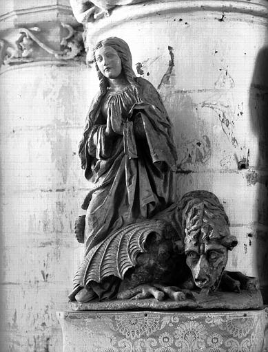 Statue en pierre : sainte Marguerite